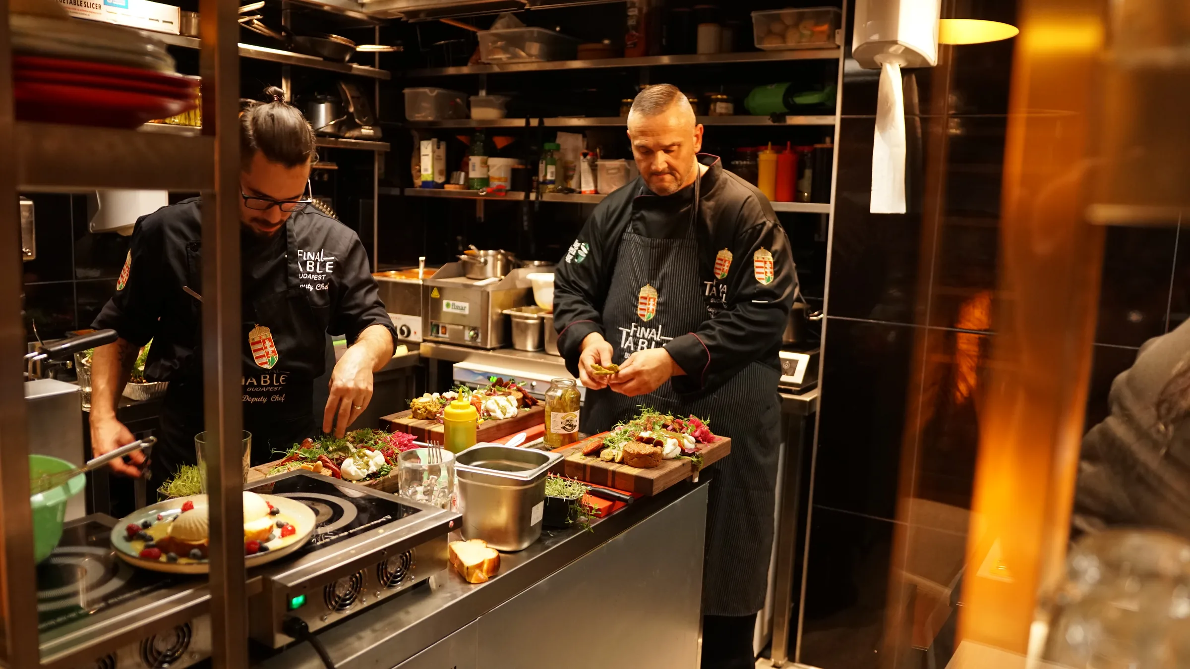 Séf terítéket készít egy Final Table Catering rendezvényen